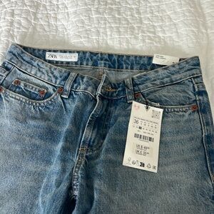 NWT Zara low rise jeans. US size 04.  Light wash